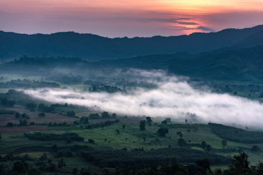 Güneş güzel sahne doğuyor. Phu Lanka, Tayland