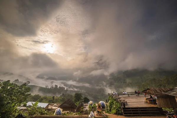 云雾密集地覆盖着 人们在山顶上看日出 山顶是一个美丽的旅游景点 — 图库照片