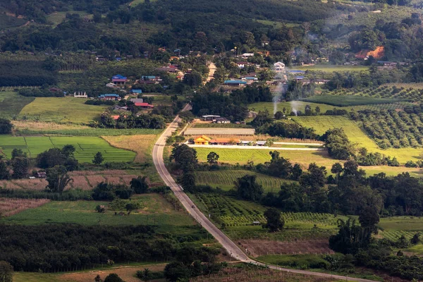 Schilderachtige Panorama Landschap Een Schilderachtige Groene Berg Dal Het Voorjaar — Stockfoto