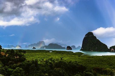 Bir gökkuşağı Phuket Adası üzerinde görünür. Bu Hindistan Okyanus tropik ada en güzel biri dünya.
