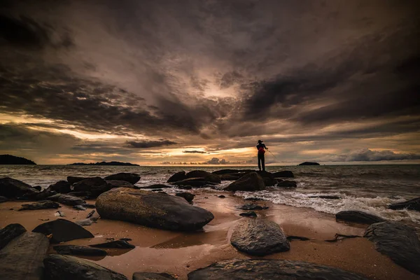 Άνδρα Ψάρευε Τελευταίες Ακτίνες Ηλιοβασίλεμα Στην Ακτή Της Θάλασσας Ταϊλάνδη — Φωτογραφία Αρχείου