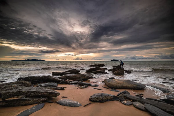 Man Fishing Last Rays Sunset Sea Shore Thailand — Stock Photo, Image