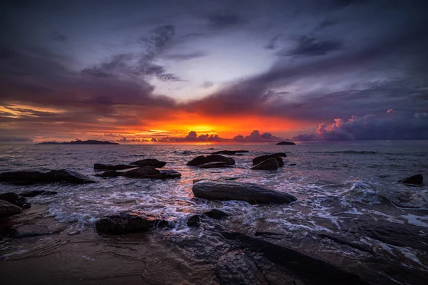 泰国普吉岛岩石海滩 — 图库照片