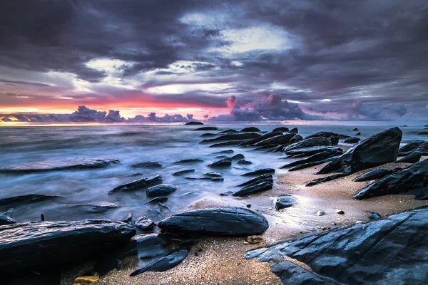泰国普吉岛岩石海滩 — 图库照片