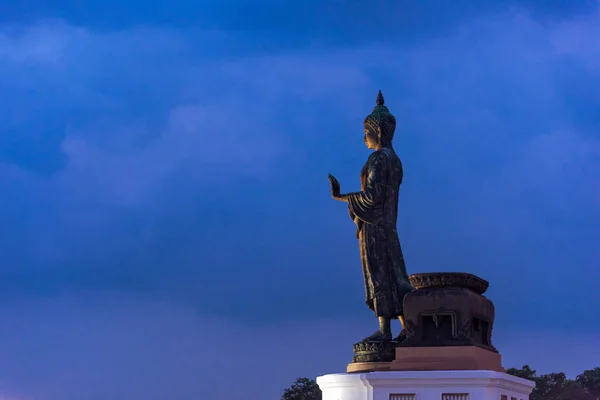 Grande Statue Bronze Bouddha Debout Sur Une Plate Forme Extérieure — Photo