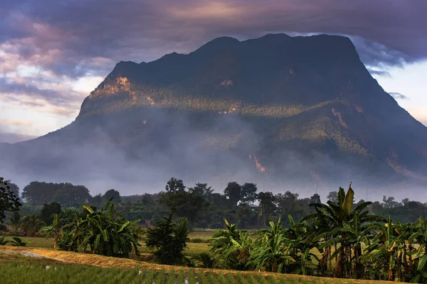 Grandes Montanhas Com Nuvens Cobrindo Cume Doi Luang Chiang Dao — Fotografia de Stock