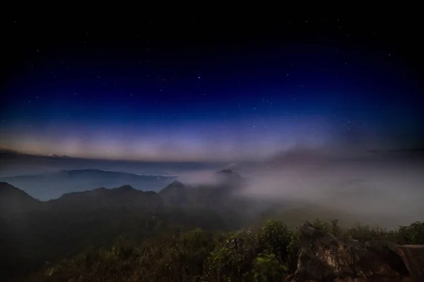Gwiazdy Szczycie Góry Pokryte Mgłą — Zdjęcie stockowe