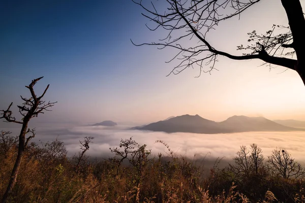 Punto Vista Sunrise Nebbia Che Copre Montagne Thailandia — Foto Stock