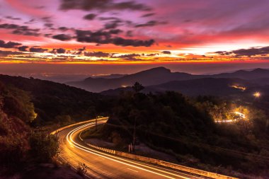 Yüksek dağ, Tayland üzerinde gündoğumu bakış açısı