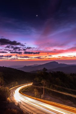 Yüksek dağ, Tayland üzerinde gündoğumu bakış açısı