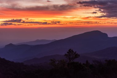 Dağlar katmanlara yığılmış