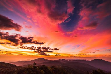 Sunrise Thailan en yüksek dağı üzerinde gökyüzü güzellik