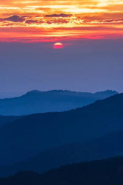 The beauty of the sky Sunrise On the highest mountain in Thailan — Stock Photo, Image