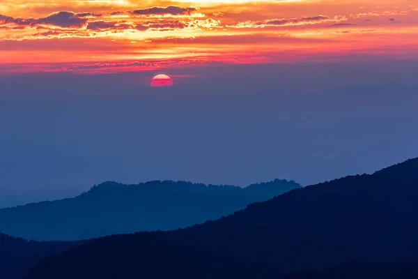 De schoonheid van de hemel Sunrise op de hoogste berg in Thailan — Stockfoto