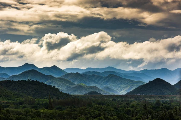 熱帯林と高山、タイ — ストック写真