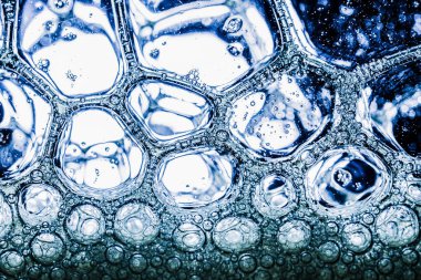 Su soyut arkaplanında sabun köpükleri