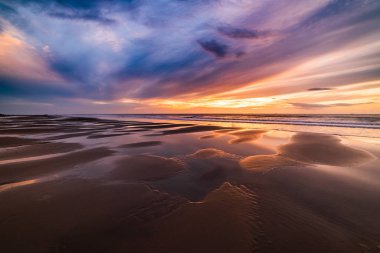 Sahilde güzel altın gün batımı.