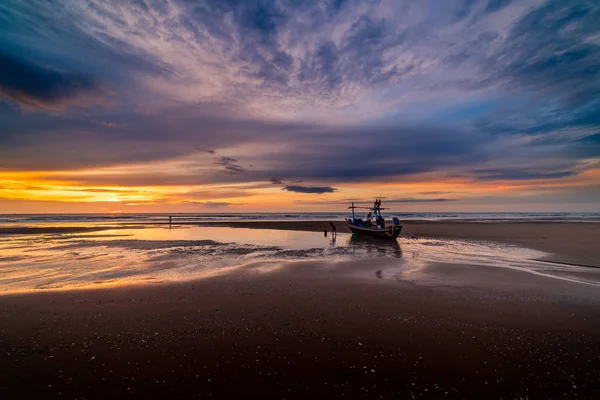 Hermoso amanecer sobre un viejo barco de pesca de madera en un guijarro ser — Foto de Stock