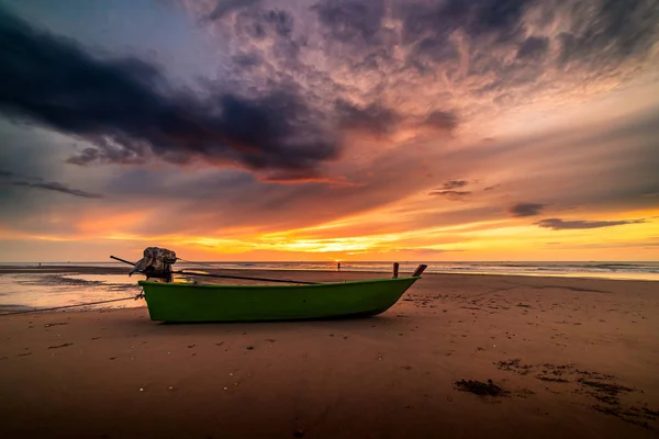 Hermoso amanecer sobre un viejo barco de pesca de madera en un guijarro ser — Foto de Stock