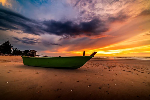 Prachtige zonsopgang boven een oude houten vissersboot op een kiezel — Stockfoto