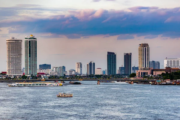 Bangkok vue sur la rivière au crépuscule avec bâtiment d'affaires moderne — Photo