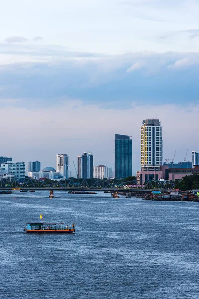 Bangkok vue sur la rivière au crépuscule avec bâtiment d'affaires moderne — Photo