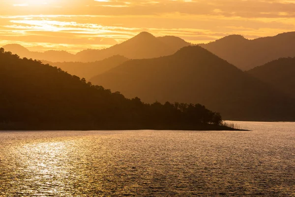 Gün batımı seyahat manzara, arka planda dağlar ile iskele — Stok fotoğraf