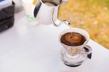 Yerden gelen kahveye sıcak su dökmek, el damlası kahve