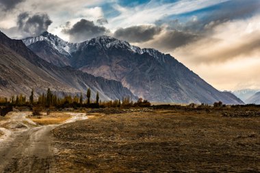 Leh Ladakh 'ta bulutlu gökyüzü olan kar dağlarının manzarası