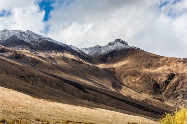 Leh Ladakh 'ta bulutlu gökyüzü olan kar dağlarının manzarası