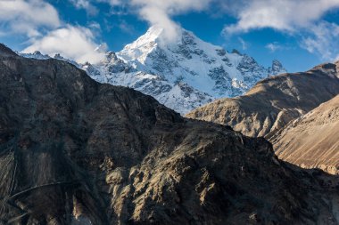 Leh Ladakh 'ta bulutlu gökyüzü olan kar dağlarının manzarası