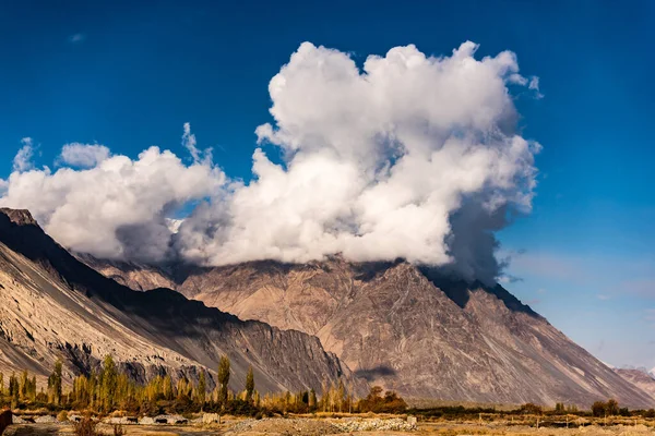 Grandes Nubes Que Cubren Los Picos Nevados Leh India —  Fotos de Stock
