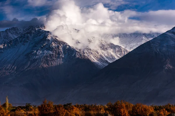 Güneş Kar Dağlarının Üzerinden Doğuyor Himalaya Hindistan — Stok fotoğraf