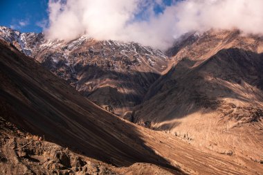 Güzel manzara kar dağı Himalaya, Hindistan