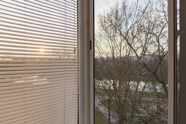 Geschlossene Kunststoffjalousien Fenster Mit Der Reflexion Glas — Stockfoto