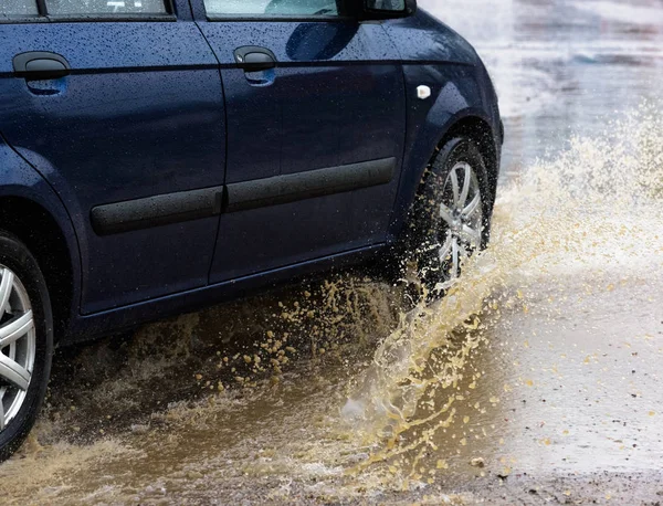 Движение Автомобиля Дождь Большая Лужа Воды Брызги Колес — стоковое фото