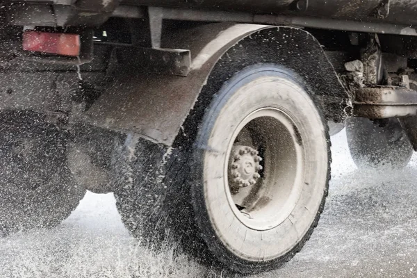 Rörelse Bil Regn Stor Pöl Vatten Spray Från Hjulen — Stockfoto