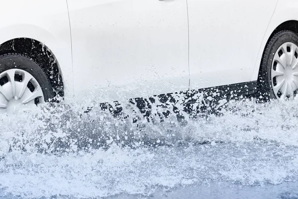 Bewegung Auto Regen Große Pfütze Wasser Spray Von Den Rädern — Stockfoto