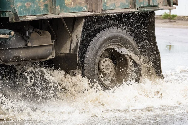 Rörelse Bil Regn Stor Pöl Vatten Spray Från Hjulen — Stockfoto