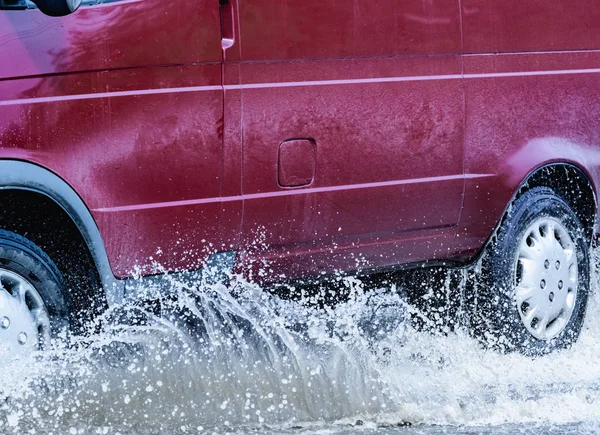 Movimento Carro Chuva Grande Poça Pulverização Água Das Rodas — Fotografia de Stock