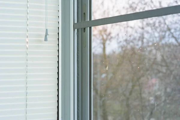 Penutup Tirai Plastik Jendela Dengan Refleksi Kaca — Stok Foto