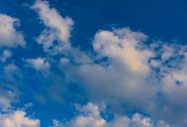 Vita Moln Mot Den Blå Himlen — Stockfoto