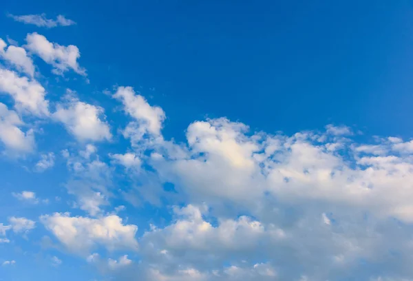 Vita Moln Mot Den Blå Himlen — Stockfoto