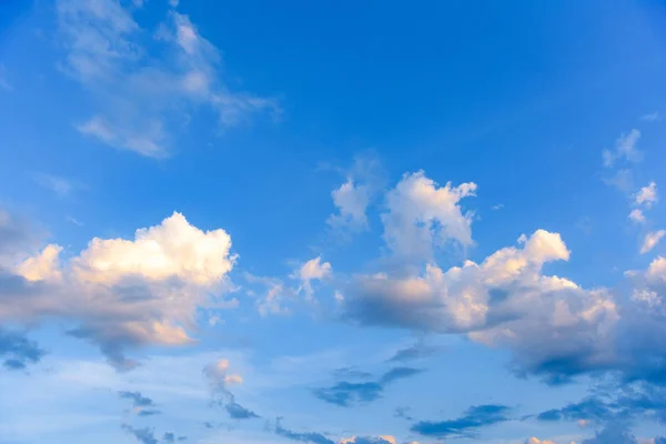 Nuvole Bianche Contro Cielo Blu — Foto Stock