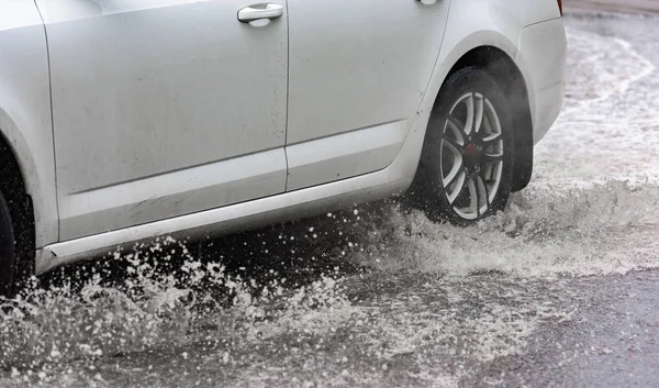 Bewegung Auto Regen Große Pfütze Wasser Spray Von Den Rädern — Stockfoto