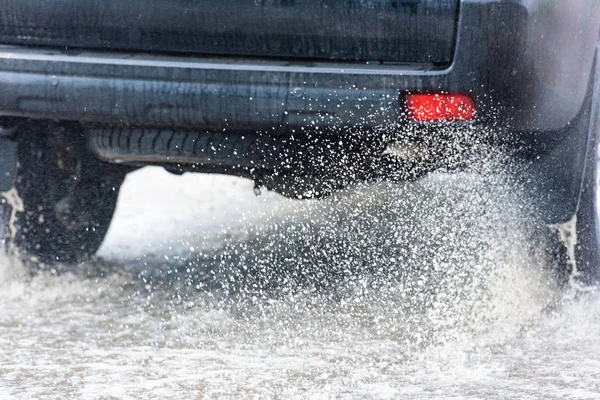 Samochód Ruchu Deszcz Duża Kałuża Wody Spray Kół — Zdjęcie stockowe