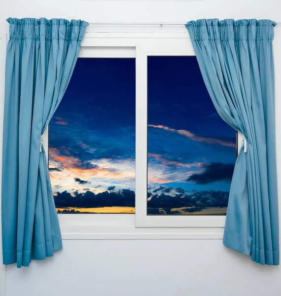 güzel penceresinden görüntülemek için doğa picturesquely