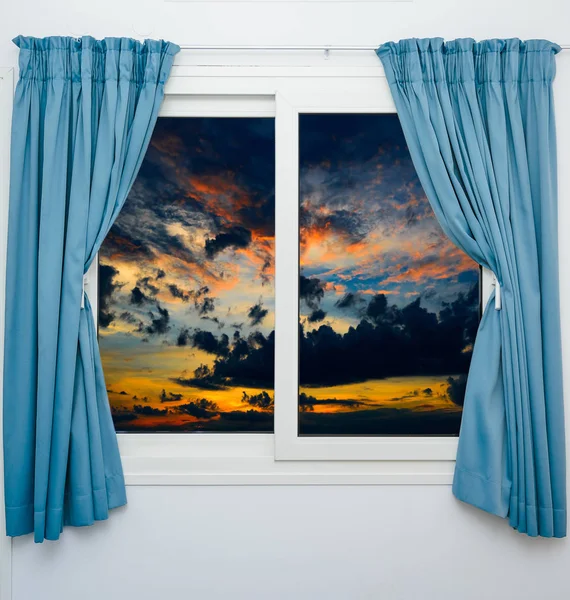 güzel penceresinden görüntülemek için doğa picturesquely