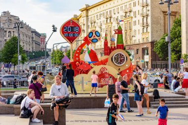 Rusya, Moskova-Haziran 2018. 2018 FIFA Dünya Kupası. Nikolskaya sokakta futbol taraftarları bağırarak ve gesticulating farklı ülkelerden bir grup fotoğrafı 