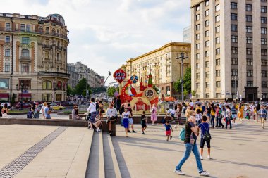 Rusya, Moskova-Haziran 2018. 2018 FIFA Dünya Kupası. Nikolskaya sokakta futbol taraftarları bağırarak ve gesticulating farklı ülkelerden bir grup fotoğrafı 